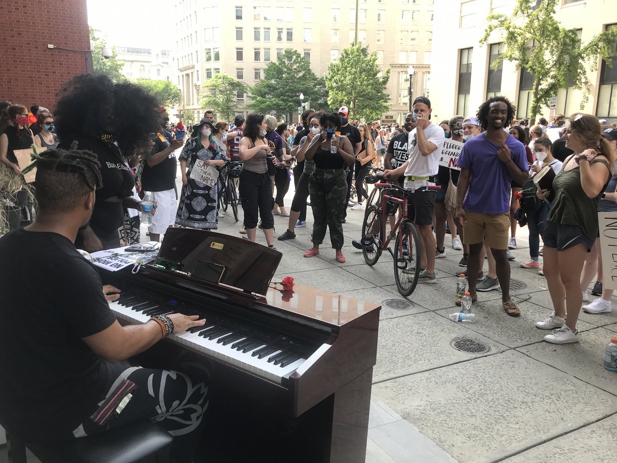 Zehntausende Menschen demonstrieren friedlich in den Straßen von #washingtondc. Die Atmosphäre gleicht vielerorts mehr einem Street Festival. #GeorgeFloydProtests #WashingtonDCProtest