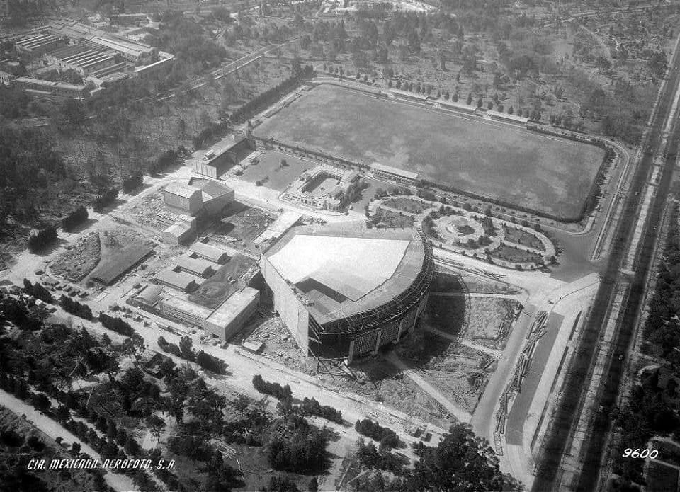 El Auditorio Nacional en el lejano año de 1952. Fue construido entre 1952 y 1953 y remodelado entre 1988-1991 por lod arquitectos Teodoro González y Abraham Zabludovsky.Noten el Campo Marte a un costado de la gigantesca construcción,así como la gran cantidad de terrenos alrededor