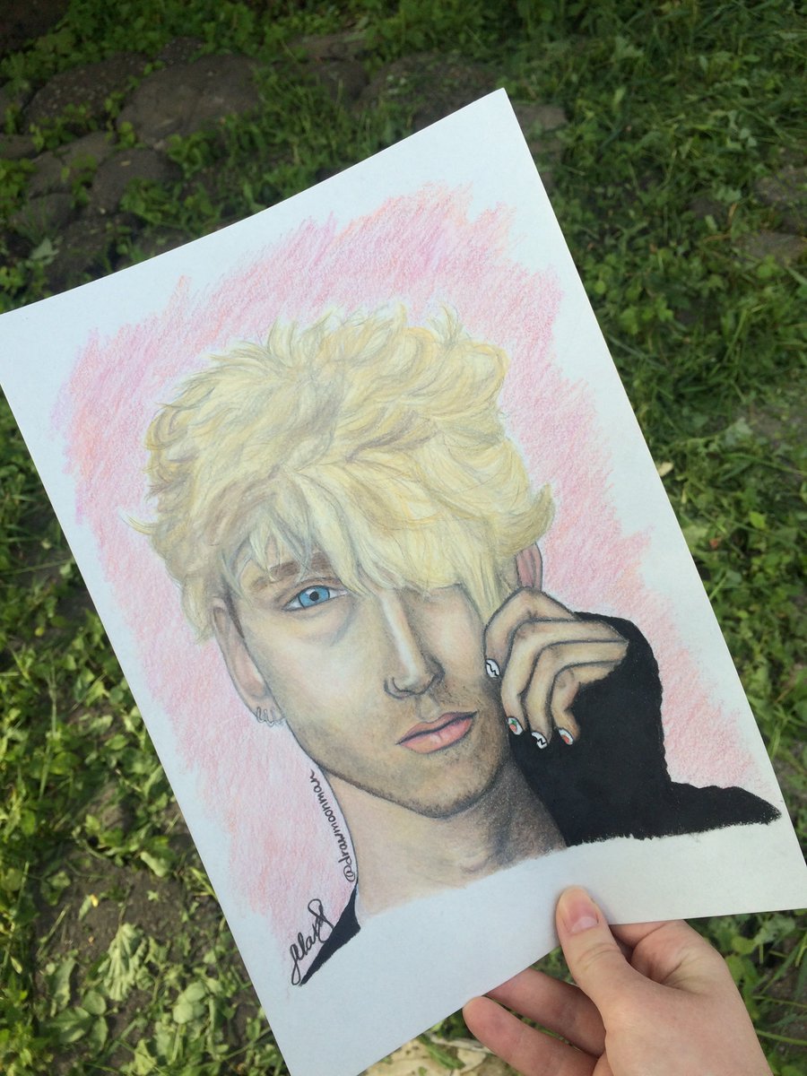 AMOREMIO555's tweet photo. a made a drawing of incredible @machinegunkelly https://t.co/td4O896yH4 🖤🤟 #BloodyValentine #machinegunkelly https://t.co/l5kGW0rRqf