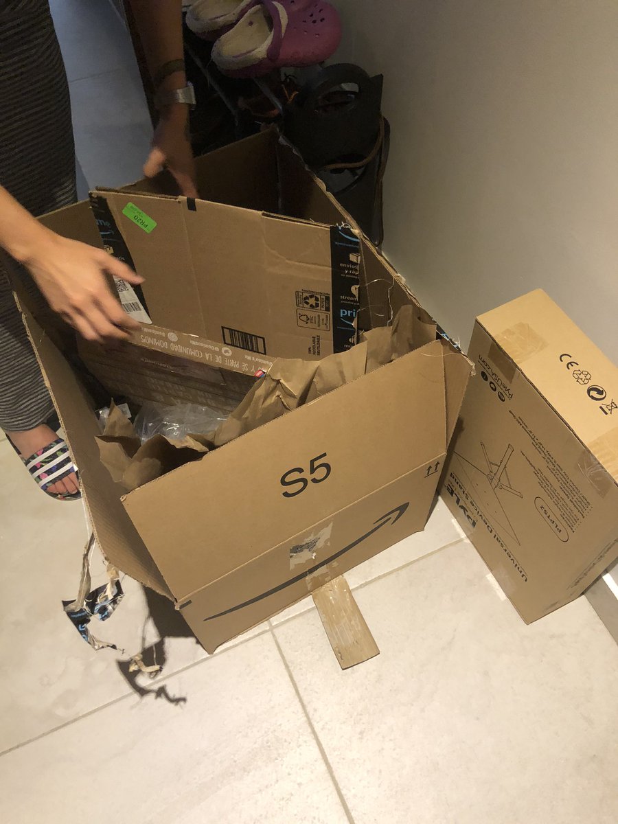 anticontamin's tweet photo. @amazonmex envuelve en cajas gigantes una bolsa pequeña :(. Pura contaminación :( https://t.co/X2lbieodQo
