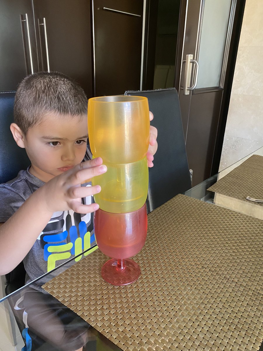Gabriel20116664's tweet photo. Tal vez ustedes vean una torre de vasos! Pero yo veo como día a día todos hacemos malabares para seguir en el camino. #tiemposdecovid #leobb #findesemana https://t.co/BKp7lq9MbS