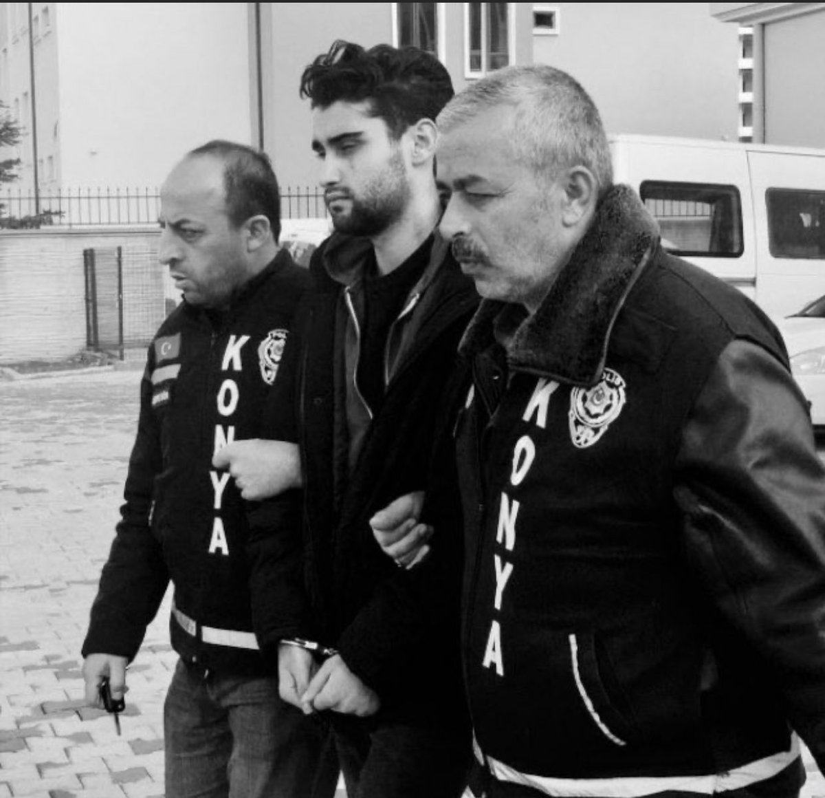 nupellerden's tweet photo. kadını korursun 18 yıl yatarsın,
kadını öldürürsün elini kolunu sallarsın. 
 #ALEYNACAKIR https://t.co/yOPCkwUPiW
