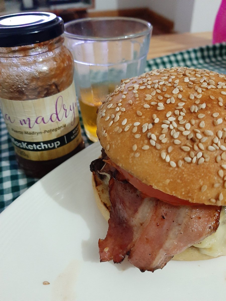 Hoy en casa 🏠 cenamos hamburguesas caseras 🤤. Los pancitos son de Sabri, que no tiene tw pero la pueden buscar en IG como sabrinakhun.panaderia, de aderezo (no hay mayo ni mostaza) usamos mosketchup de <a href="/LaMadryna/">La Madryna- Dulces Caseros.</a> y las manos maestras son de <a href="/unamesaok/">Juan P Lucero</a> 😎 
#Madryn #sabado