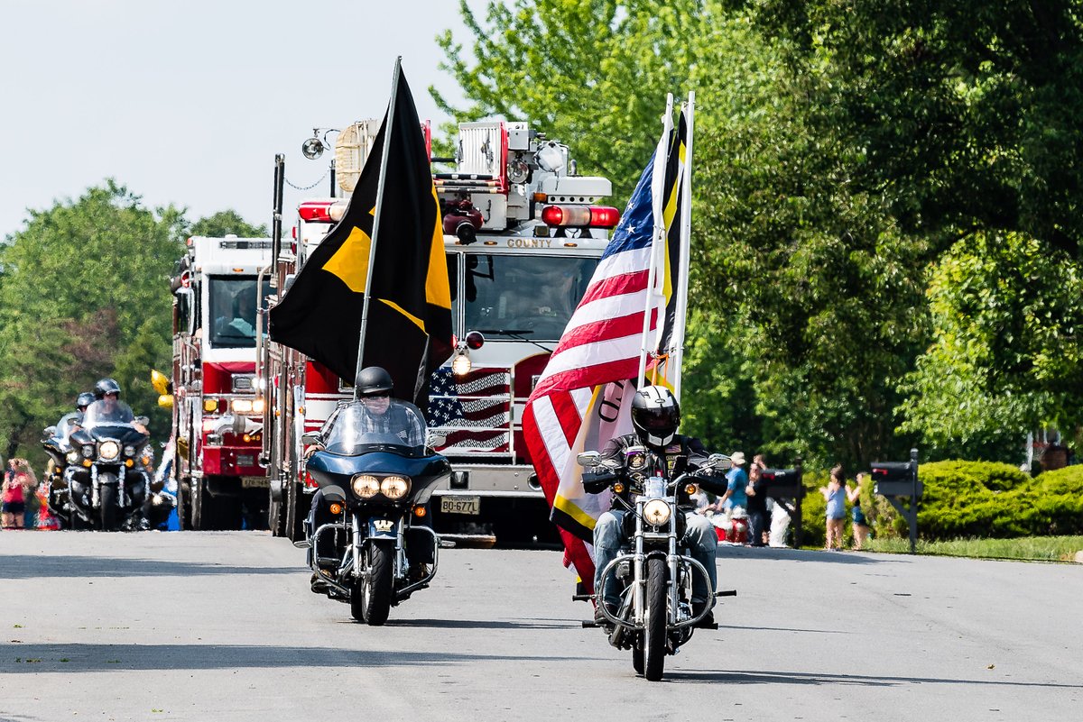 GinGinPhoto's tweet photo. And then it was on!  The Virginia Run parade of Westfield HS 2020 graduates! Special shout out to @CentrevilleFire for leading the way! Pictures are up at GinGin (https://t.co/NSR9uisiao) @westfield_hs @westfieldhs2020 @Westfield_Live https://t.co/5yHvKzTvDw