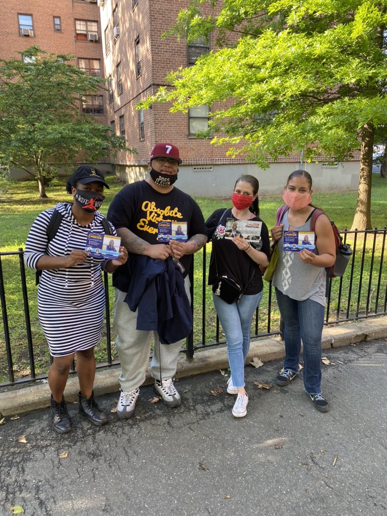 EmeritaTorresNY's tweet image. Great day speaking to neighbors abt the June 23 primary + why I’m running. From racial injustice to poor governance, I can’t imagine a more imp time to vote than now. #Soundview #Huntspoint #Hardingpark #Longwood #Clasonpoint #Westfarms #EmeritaforStateCommittee #betterleadership