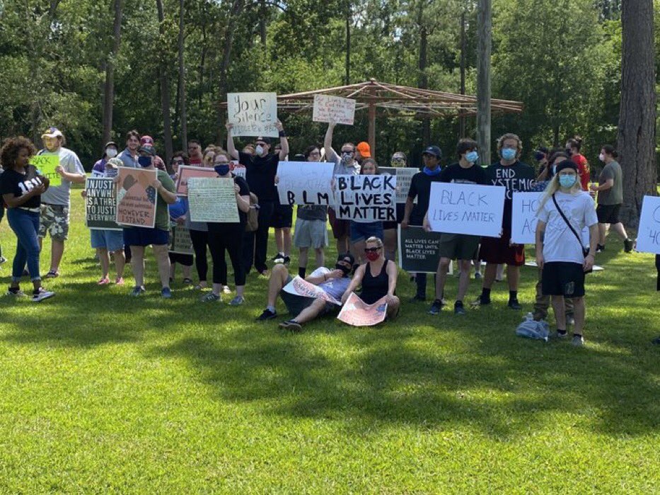 Damien_Butler8's tweet photo. They had a #BLM / #GeorgeFloyd peaceful protest in the notorious, “SunDown”, KKK affiliated town of Vidor, Texas today. #LookAtGod https://t.co/iSp5V3xRbf