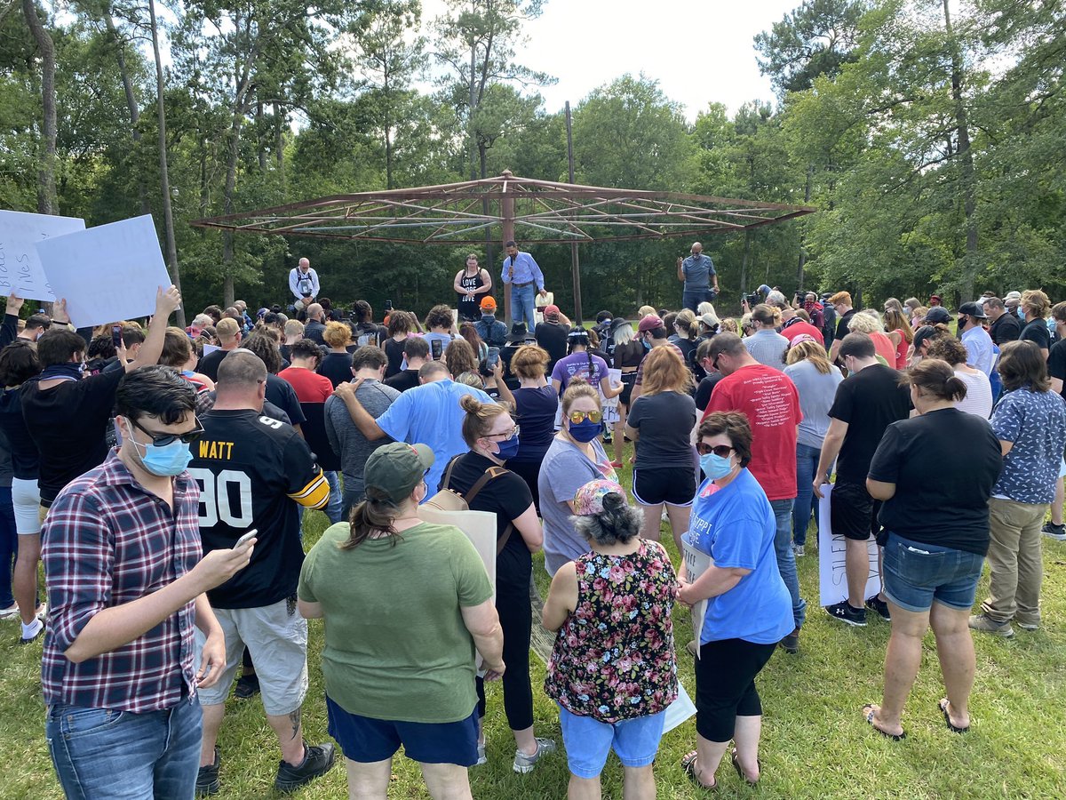 Damien_Butler8's tweet photo. They had a #BLM / #GeorgeFloyd peaceful protest in the notorious, “SunDown”, KKK affiliated town of Vidor, Texas today. #LookAtGod https://t.co/iSp5V3xRbf