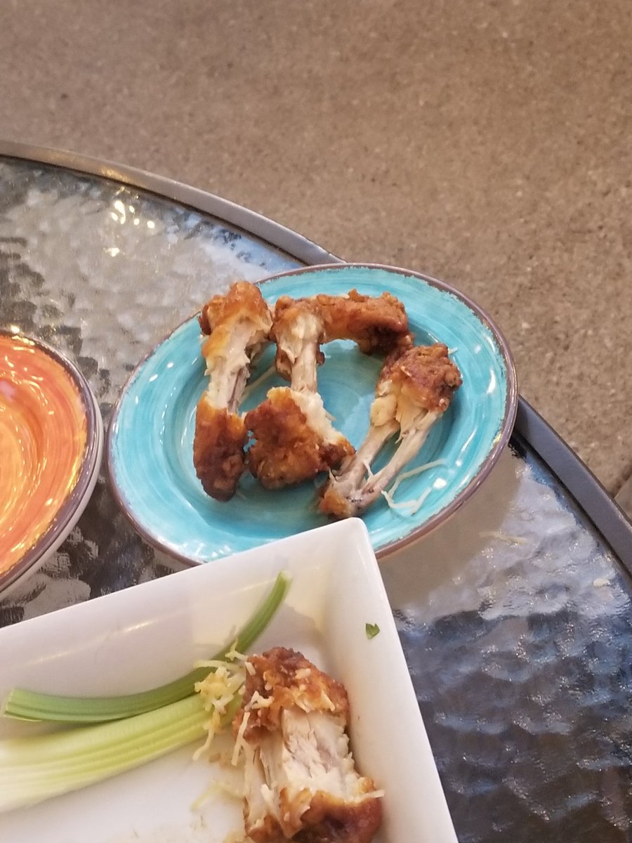 Carlosrocha97's tweet photo. Can't trust you if you leave this much on your wings https://t.co/1REN9lyv6s