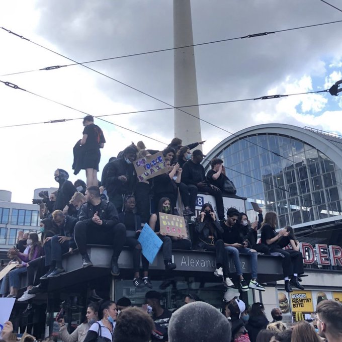 black lives matter solidarity from berlin 🙏🏽 https://t.co/PmSD6kTN5P