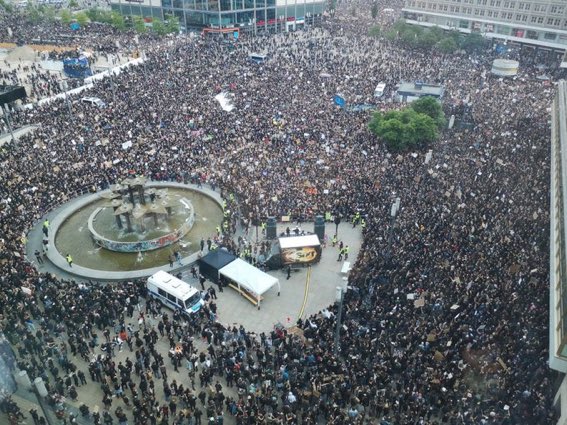 HelpfulHoodlum's tweet photo. Berlin Germany standing up against American racism #BlackLivesMatter https://t.co/kPoiYmPVAY