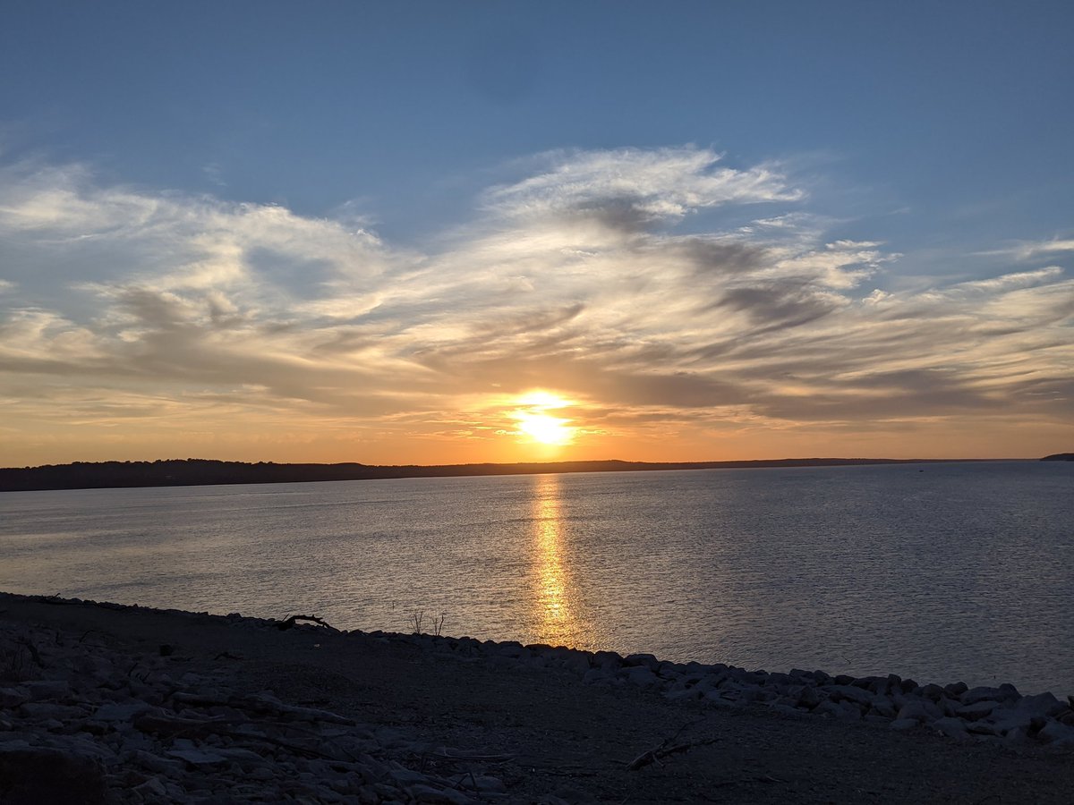 HolyOrderAbsol's tweet photo. Took some pictures of the sunset tonight! https://t.co/W0LfjC2ai0