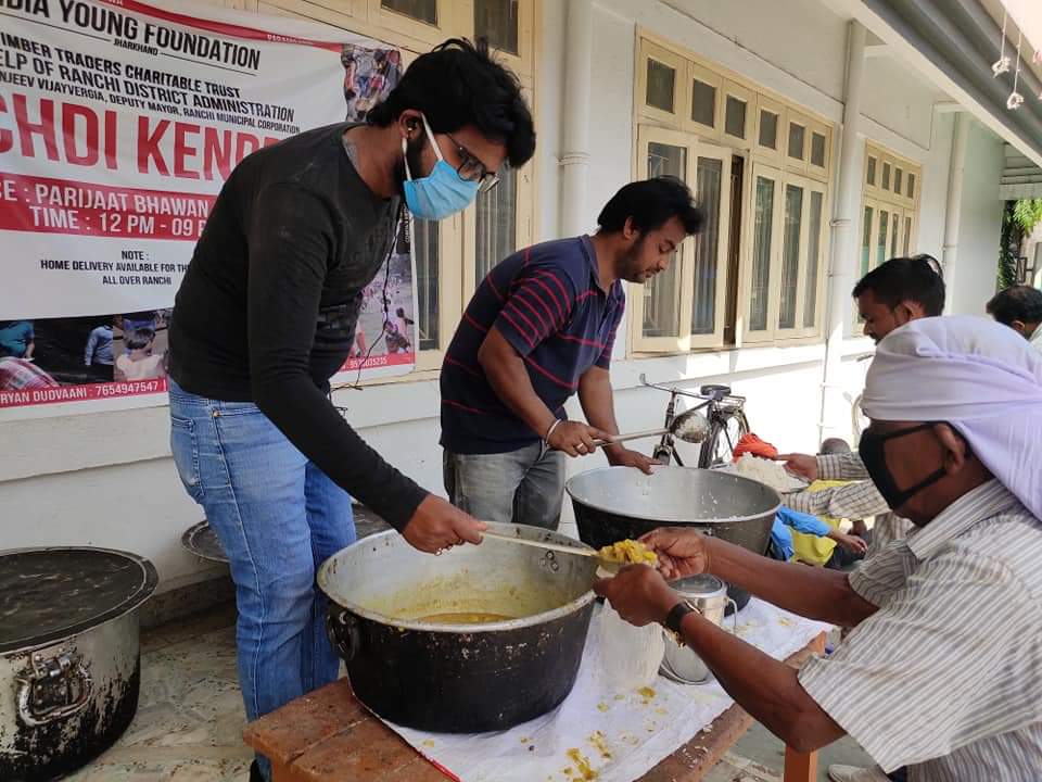 IYFIndia's tweet photo. #Drive62! Delivering Smiles! No Empty Stomach! ๐
Our initiative of #FeedingSouls was carried forward by our #CoronaWarriors on 26/5/20 by distributing Ration Kits, Food Packets and Khichdi to the needy
3,600+ needy slept with a full stomach! #IndiaFightsCorona https://t.co/6Yfi6C3F0n