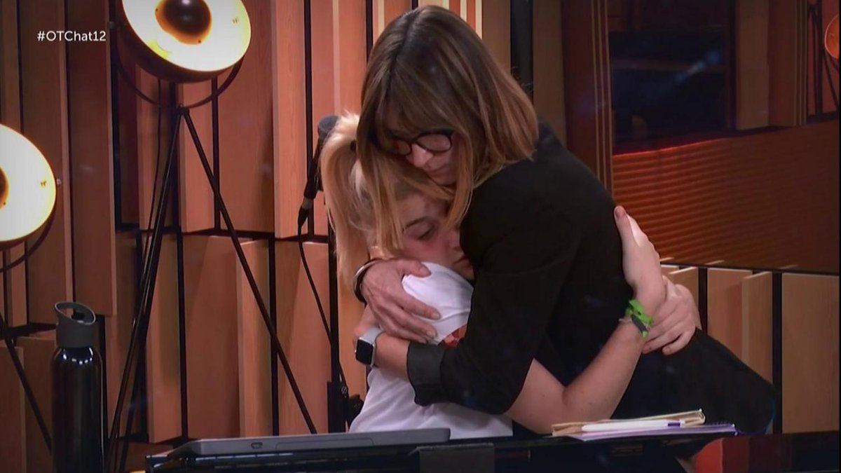 La1_tve's tweet photo. El último chat de @OT_Oficial #OT2020 fue especial. Samantha y Maialen se despidieron de sus compañeros en persona. ¡En poco días volverán a juntarse todxs para la gala final! #OTChat12
https://t.co/swTrjwHxZT https://t.co/C18ZrNQeS5