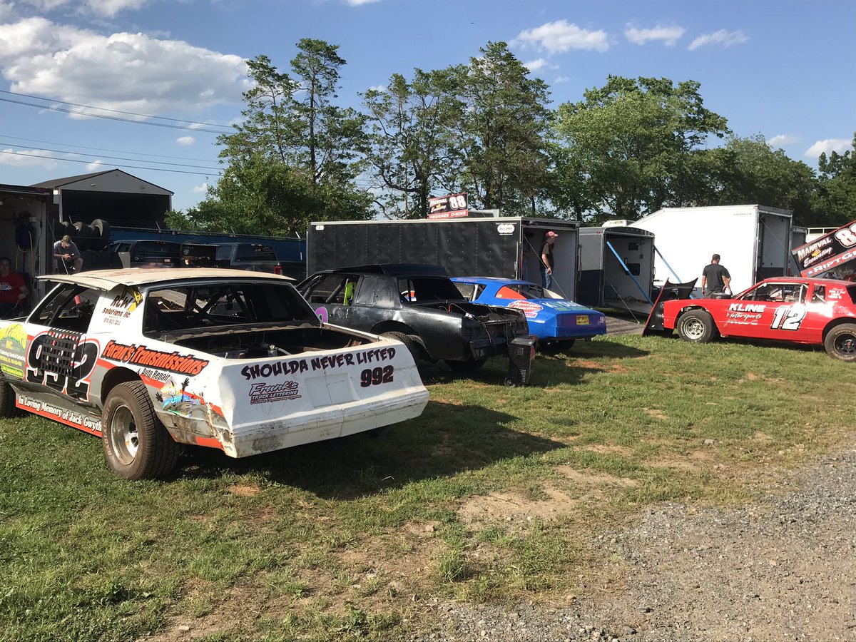RaceSelinsgrove's tweet photo. Full pits with full field of cars for 305s and 360s. At last count about a half hour ago, 41 (305s), 26 (360s), and about 14 roadrunners. https://t.co/4HgrfQPTMe