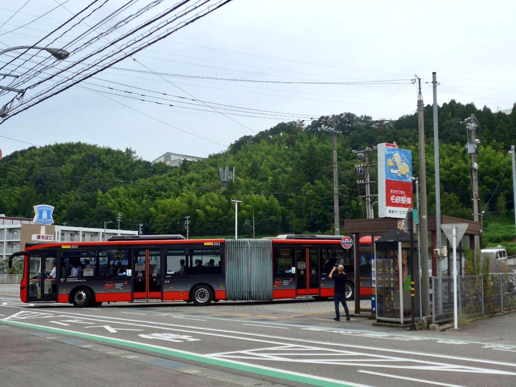 東部車庫を発車するアコーディオンのような珍しいバスです。