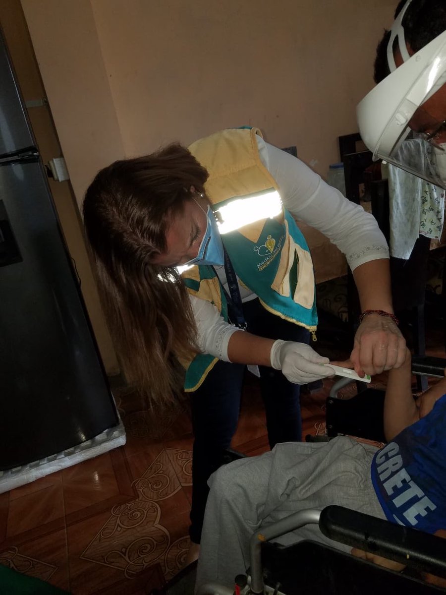 Salud_Guayas's tweet photo. #Durán | #MédicoDelBarrio realiza visitas de control y pruebas rápidas de #Covid_19 a pacientes vulnerables del sector de la Coop. Ficus con acompañamiento del Director Distrital @DrBillyDuarteV #ActivadosPorLaSalud https://t.co/S2TMcdYvNE