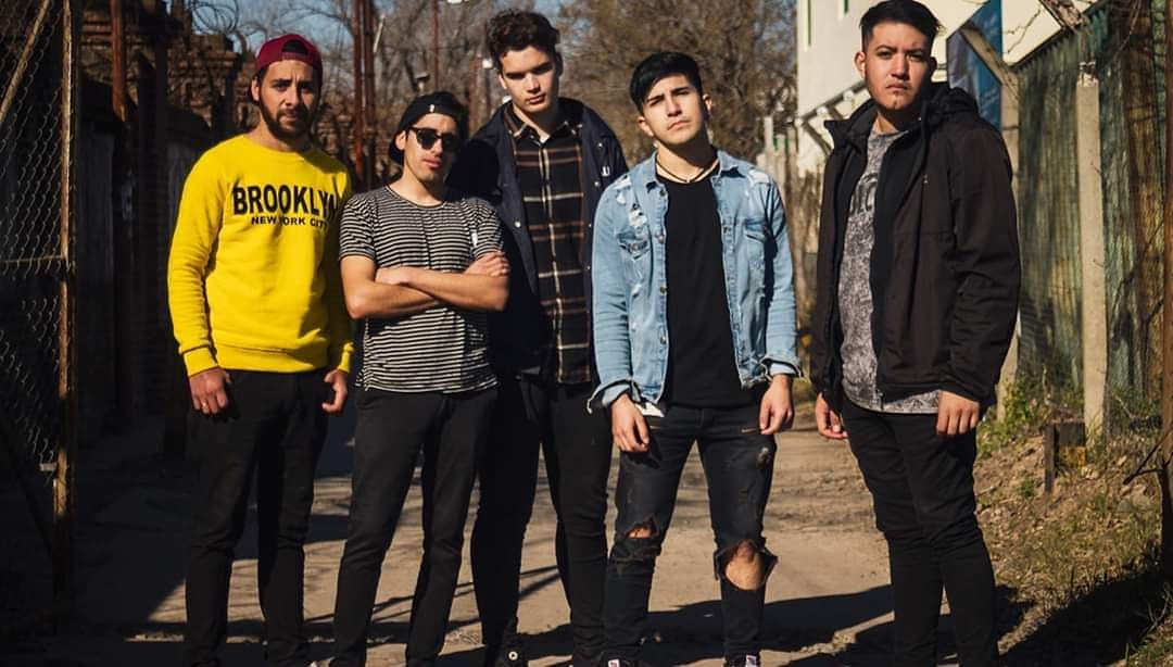 ONEOFFICIALROCK's tweet photo. Buenaas gente como están? Nosotros trabajamos en algo nuevo para ustedes! Estén atentos... #algonuevo #poppunk  #quedateencasa #losextrañamos PH: @estebangalmes 📸🤙 https://t.co/1MJSIilCrC