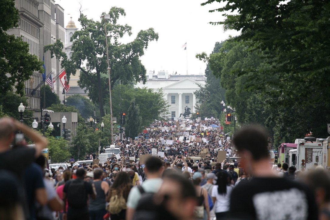 JesseBump's tweet photo. Scene on 16th St by the White House is pulsing with demands for justice for #GeorgeFloyd #BreonnaTaylor #AhmaudArbery and loud support for #BlkLivesMatter. HUGE turnout united behind basic rights that have yet to be  realized for so many. @the_etheropian #DCProtests https://t.co/e17hh0Lpv5