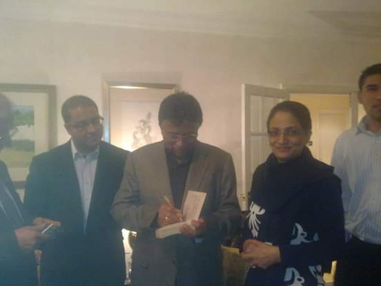 farrahraja's tweet photo. It was bitter cold in #December and I don't like my own picture very much. I went after office and was too tired.
Marvelous personality.
#PervezMusharraf
#London2011
#Inthelineoffire https://t.co/4aVFAP88W1