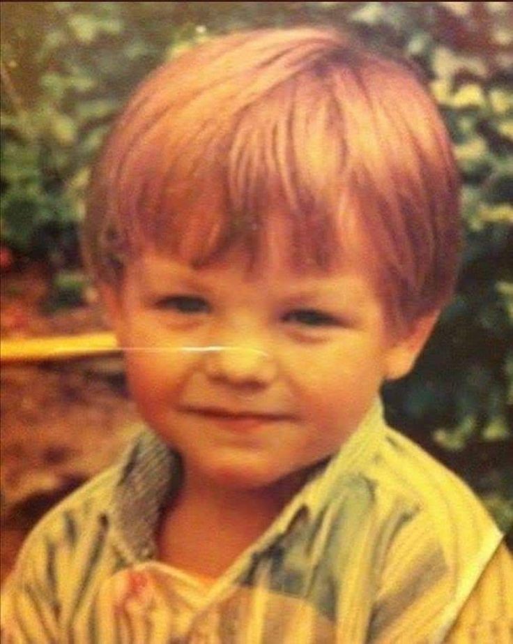 Louis tomlinson as a baby but as you slide down he grows up and you feel proud; a thread.