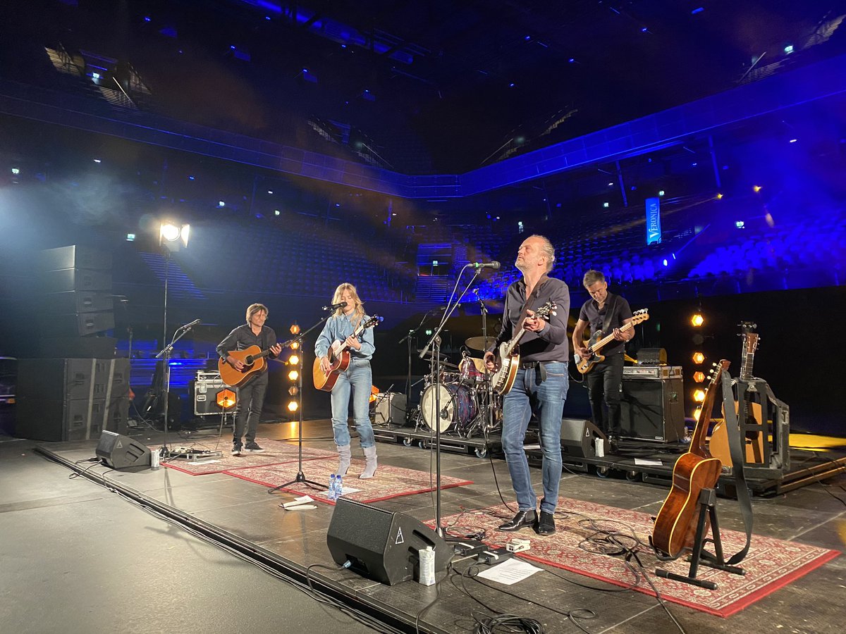TolBjarn's tweet photo. Eindelijk weer kunnen genieten van @ilsedelangemusic en haar band! Het was fantastisch! Groetjes ons! #30fansonlyconcerts @radioveronica https://t.co/l7qsOWo5sh