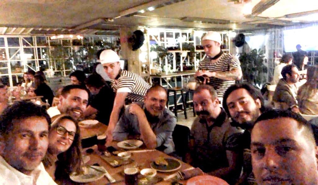 benitoysolange's tweet photo. Se nos adelantó el gran Ciro Watanabe 🙏🏼 Mucho amor para su familia 💙 Estas fotos son en Bogotá donde coincidimos a principio de año durante las grabaciónes de Master Chef Chile 🇨🇱 Se va extrañar mucho esa alegría enorme que irradiaba buen viaje Chef #CiroWatanabe https://t.co/yp9dDDKFJA