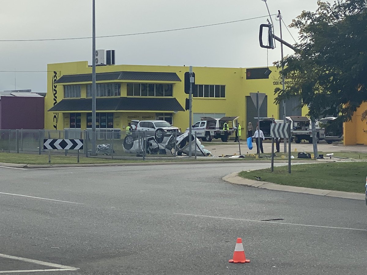 Horrific scenes this morning in Garbutt- a vehicle on its roof virtually ripped in half, a traffic light shattered. Police have confirmed multiple fatalities. <a href="/7NewsTownsville/">7NEWS Townsville</a> <a href="/7NewsBrisbane/">7NEWS Queensland</a>