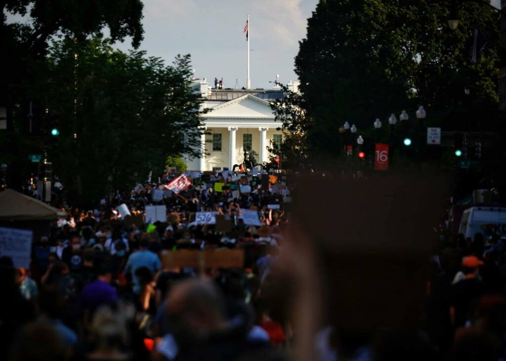 jimurquhartpixs's tweet photo. Thousands of demonstrators gather in Washington D.C. near the White House in support of Black Lives Matter as part of a wave of protests in response to the killing of George Floyd while in the custody of Minneapolis police. #photojournalism #onetheworld โฆ https://t.co/9xjlNQw0MY https://t.co/UtNvpDz3cl