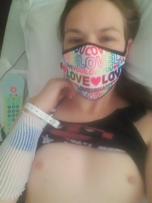 I think I might die in this hospital. 😢💔😭 But I still felt like flashing you... Even if you can see I'm<a href="/tag/mvsales"class="tags"><span>#mvsales</span></a>
