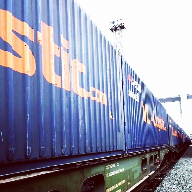 VLLogistic's tweet image. С наступлением лета увеличилось число контейнерных отправок из Владивостока в Сибирский регион и Центральную Россию.

Большими темпами растет количество перевозок строительных материалов и товаров первой необходимости.

Жизнь налаживается. Кризис, надеемся, позади!