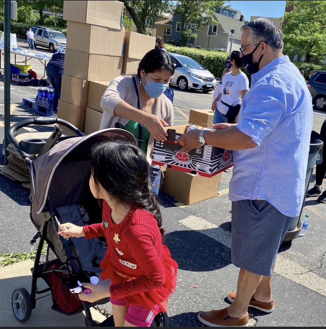 gilbert36ward's tweet photo. 650 boxes of food in an hour. 
Absolutely outstanding work by a whole bunch of volunteers. 
First and foremost thanks to my team. You have never hesitated. I don't know where our community would be.Hispanic Star and Love Soldiers are the ones that made this happen. #belmontcragin https://t.co/QrXFhJYKXS