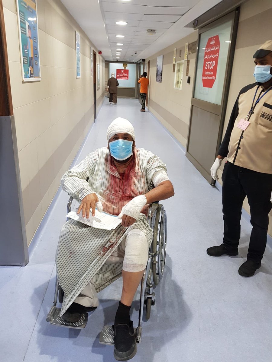 dr_khalfan's tweet image. قبل شوي خرجت من مستشفى مبارك ولله الحمد على عنايته في حالة يرثى لها، بعد ان هاجمني كلب بوليسي للجار هجوماً شرساً قاسيا ولولا لطف الله لكنت ميتاً.ونقلت الى المستشفى في نزيف شديد في عدة أماكن في جسمي.ياناس اللي تربون كلاب في البيوت هذه جرائم قتل #وزارة_الداخلية لازم تتشدد @Moi_kuw