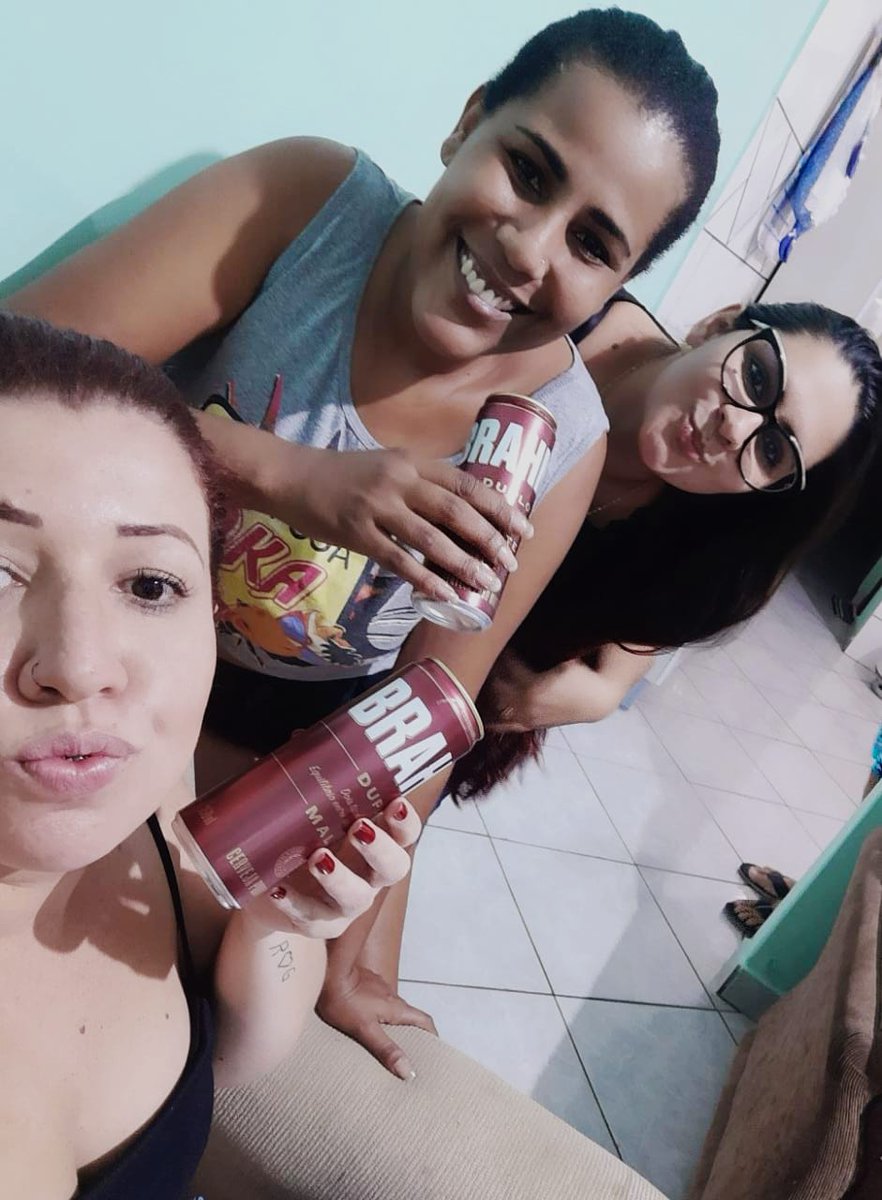 RochaSandrigo's tweet photo. #ZNCBRAHMALIVE   amo mais que tudo amigas parceiras ainda mais ouvindo a melhor live do mundo... 😍😍😍 https://t.co/9hLGXtFQrr