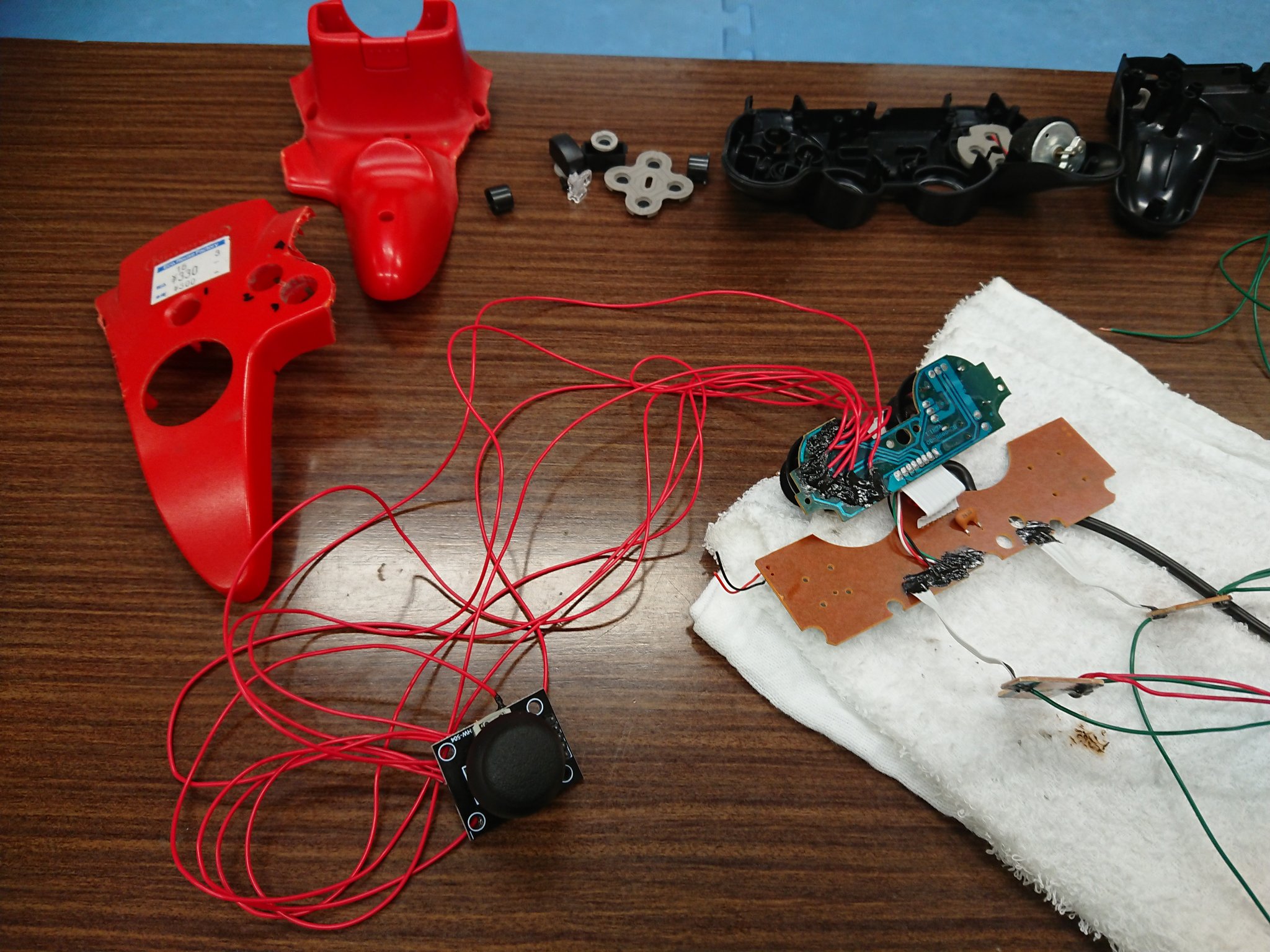 大和龍騎 という事で ガンオン専用左手デバイス自作ゲームパッド 開発に着手 悩んだ挙げ句 ニンテンドー64のコントローラーを筐体に選んだ ジャンクを買ってきたら 裏に 渡辺健 と書かれていたw 健クンのコントローラーに再び命を与える W 機動