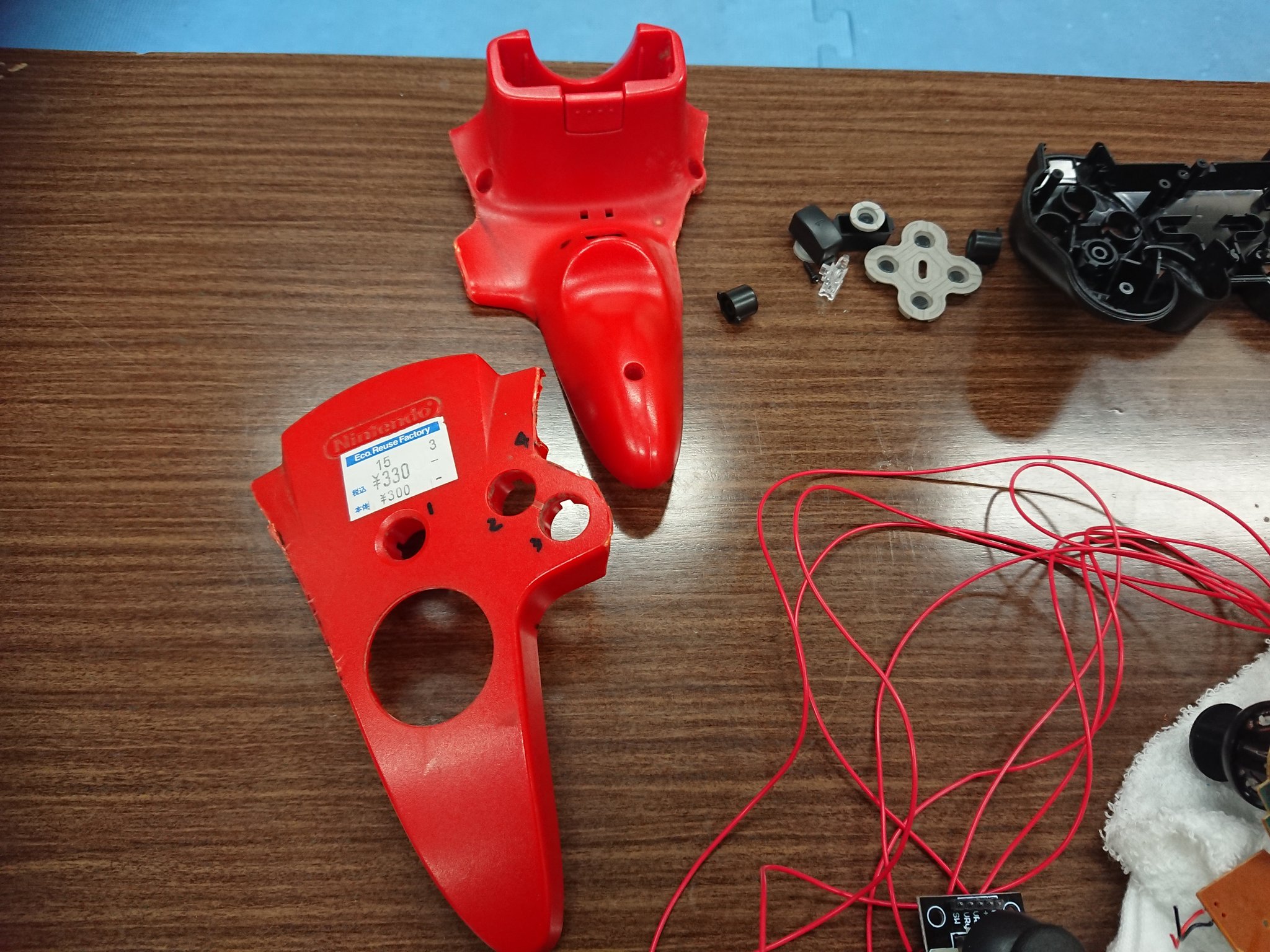 大和龍騎 という事で ガンオン専用左手デバイス自作ゲームパッド 開発に着手 悩んだ挙げ句 ニンテンドー64のコントローラーを筐体に選んだ ジャンクを買ってきたら 裏に 渡辺健 と書かれていたw 健クンのコントローラーに再び命を与える W 機動