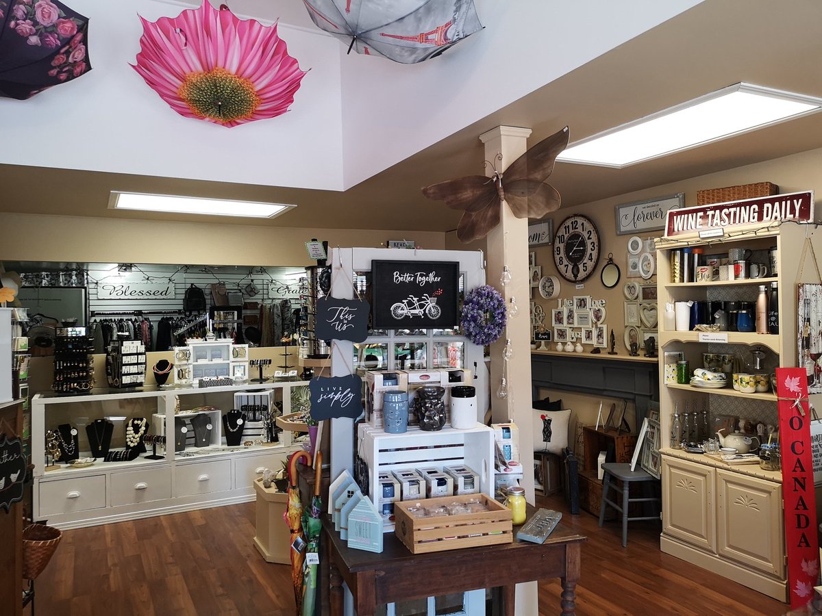 GregCKL's tweet photo. Businesses like these need our support. The Gift Cabin in Erieau. 
This is a very cute store.
Feels like the beach!!
My wife loved this spot in Erieau.  #supportlocal #beachstore #LoveTheLake https://t.co/ix0isx2cjg