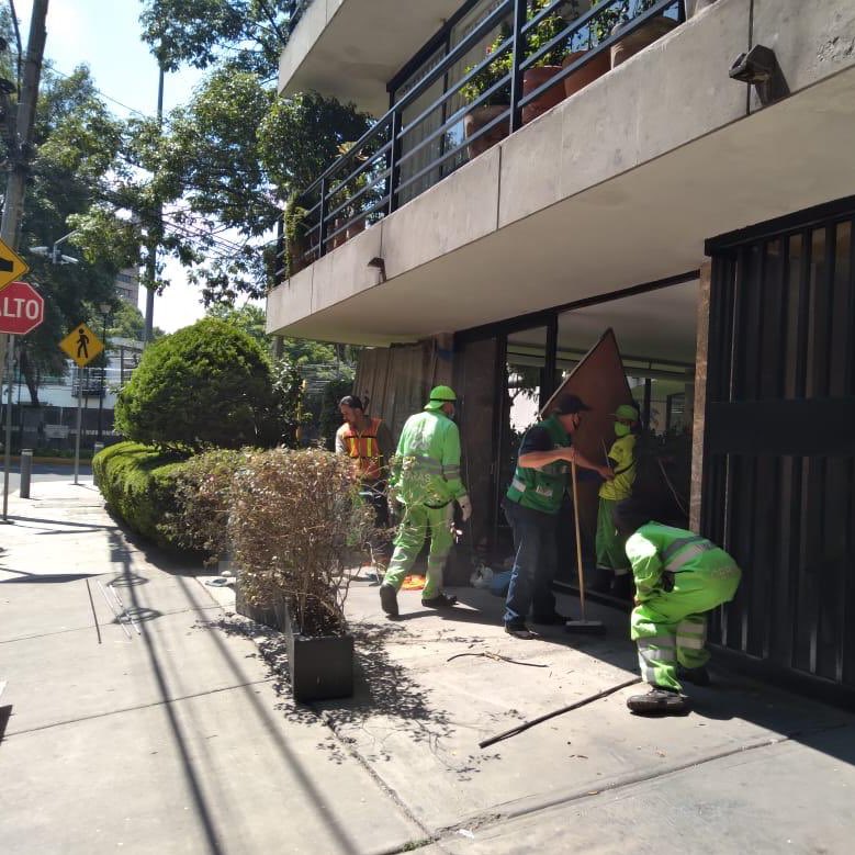 AlcaldiaMHmx's tweet photo. En atención a algunos condominios que sufrieron daños por la manifestación de ayer en Campos Elíseos, #Polanco, apoyamos en la reparación de algunos vidrios. Trabajamos en coordinación con el equipo de la Jefa de @GobCDMX @Claudiashein.

#MHelCorazónDeLaCapital https://t.co/pOx99ke5ZX