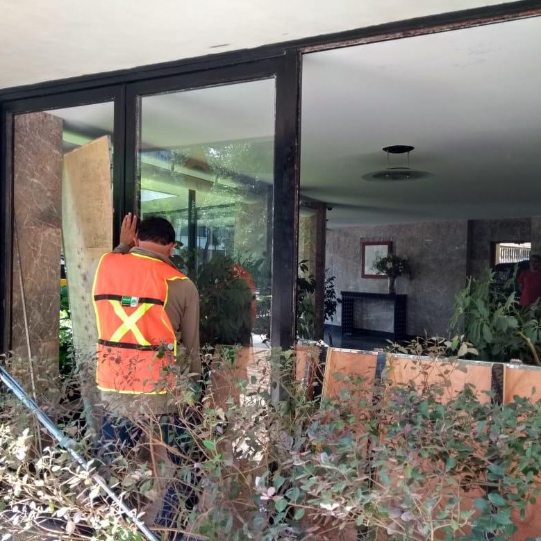 AlcaldiaMHmx's tweet photo. En atención a algunos condominios que sufrieron daños por la manifestación de ayer en Campos Elíseos, #Polanco, apoyamos en la reparación de algunos vidrios. Trabajamos en coordinación con el equipo de la Jefa de @GobCDMX @Claudiashein.

#MHelCorazónDeLaCapital https://t.co/pOx99ke5ZX