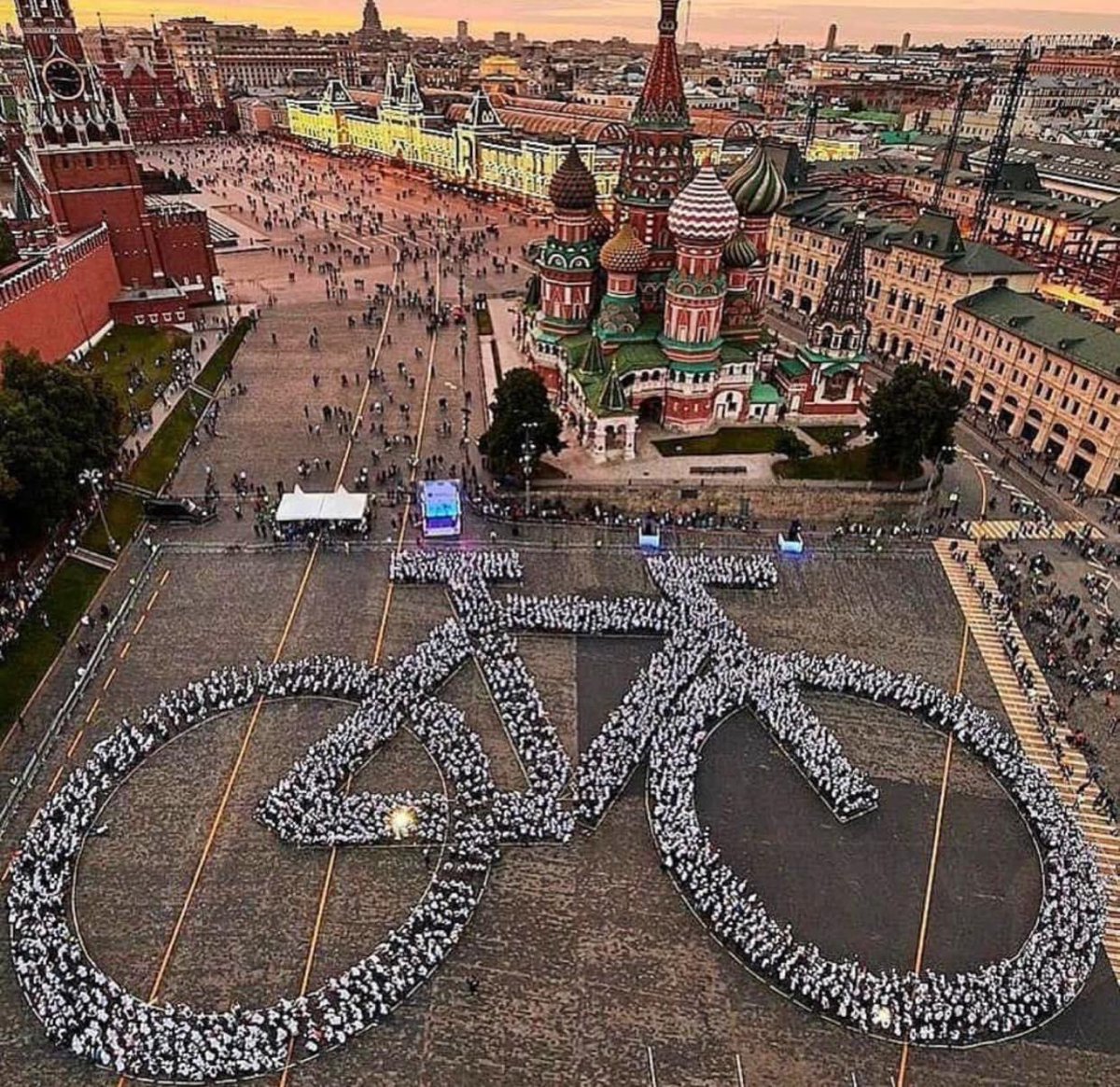 CycleKatta's tweet photo. New record: Largest human image of a bicycle 🚴🏿‍♂️ in Moscow, it took 2,620 cycling enthusiasts to get this done 💪🔥 

Photo courtesy - Ghana Bicycles FB Page https://t.co/1pYkID8KPu