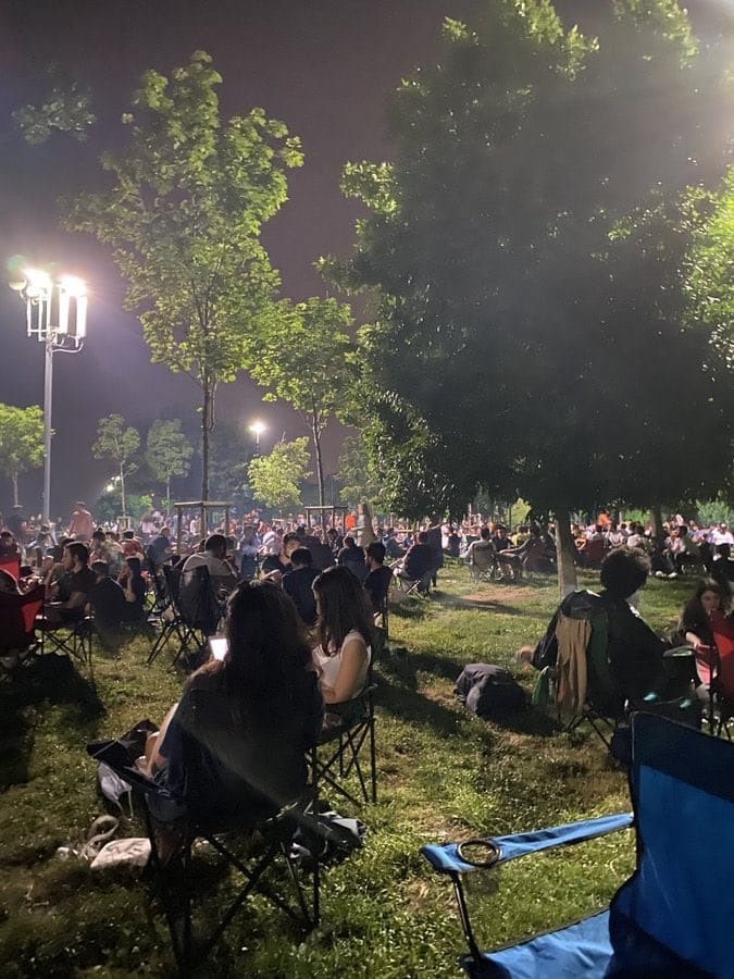 Umreciler (sözde gericiler. Sözde Koronayı getirenler)

ve 

Çağdaşlar (sözde ilericiler, çağdaşlar bla bla)