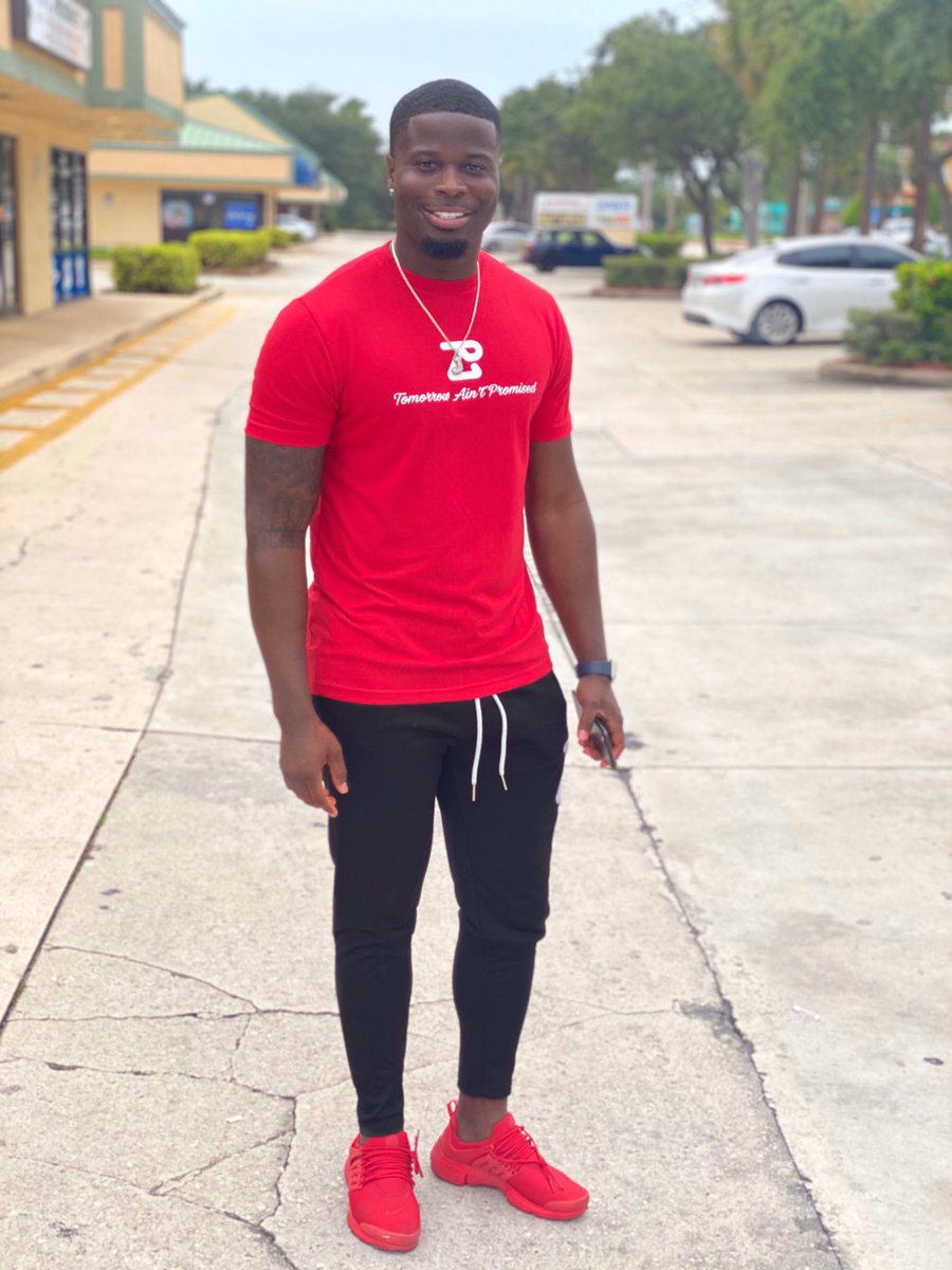 JacksonJameel's tweet photo. My Biggest goal is to stop playing with my own potential โค๏ธโ๏ธ
Shirt : @tapapparel
#tomorrowaintpromised #blm https://t.co/jAnqLiNZ7s