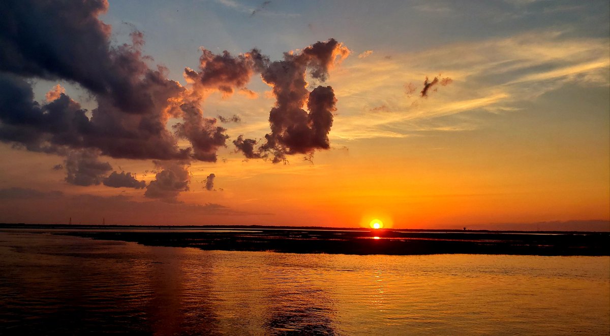VickyInStLouis's tweet photo. Eating @pizzamacks 🍕 and drinking @keenansnw mango peach rum drinks 🍹while enjoying our seawall sunset 🌅 ... end of great day down the shore!  #Jerzee @NJGov https://t.co/ovm9k1BdEM