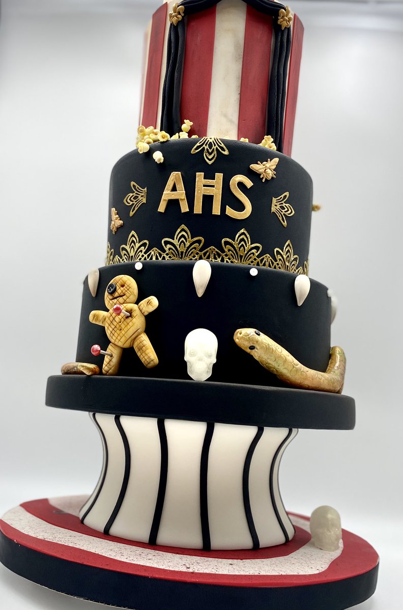 Kosmic_Cakes's tweet photo. American Horror Story Sweet 16 Birthday 🩸 #americanhorrorstory #ahscoven #ahswatchparty #americanhorrorstories #Americanhorrorstorycake #SWEET16 https://t.co/6e4WLLhc2d