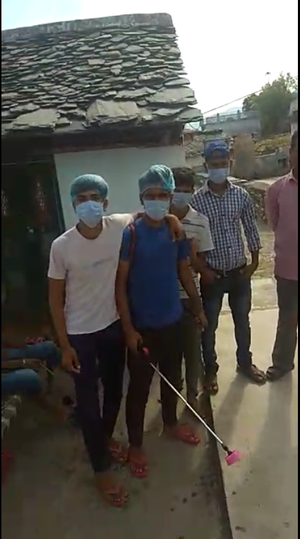 AjoliYuva's tweet photo. संगठन की पहल से गाँव में इस करोना महामारी के दौरान छिड़काव किया गया। https://t.co/LTNcZD9Weu