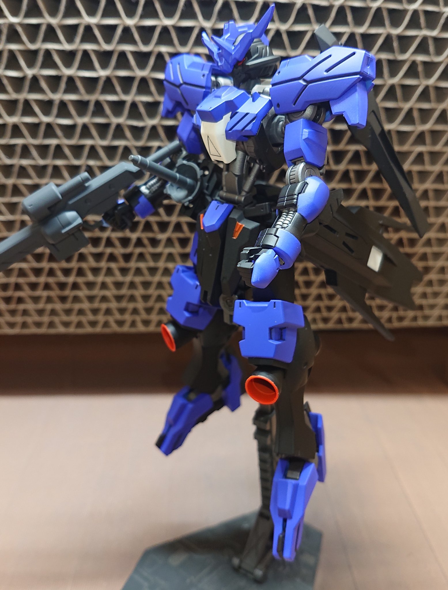 サトー 初めてのガンプラ塗装は Hgガンダムヴィダール マスキング失敗してたり ポリキャップの塗装はしてないけど思った通りの色になったことは良かったなと でも現物はもっと紫よりなんだけどね 塗装楽しい ガンプラ T Co Er0umdhajr