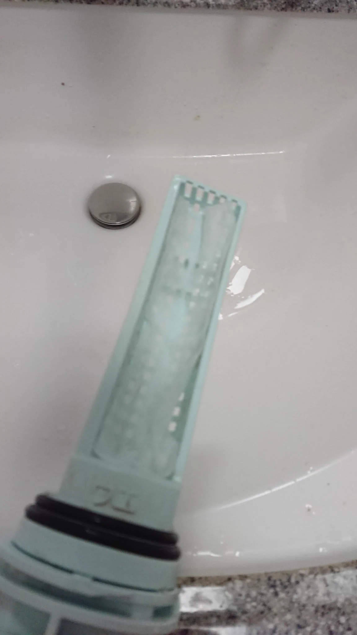 @saaa810yuu @sasamotoU1 家のは中に爪があるので、レンジフード用フィルターを切ったのを使っています。 