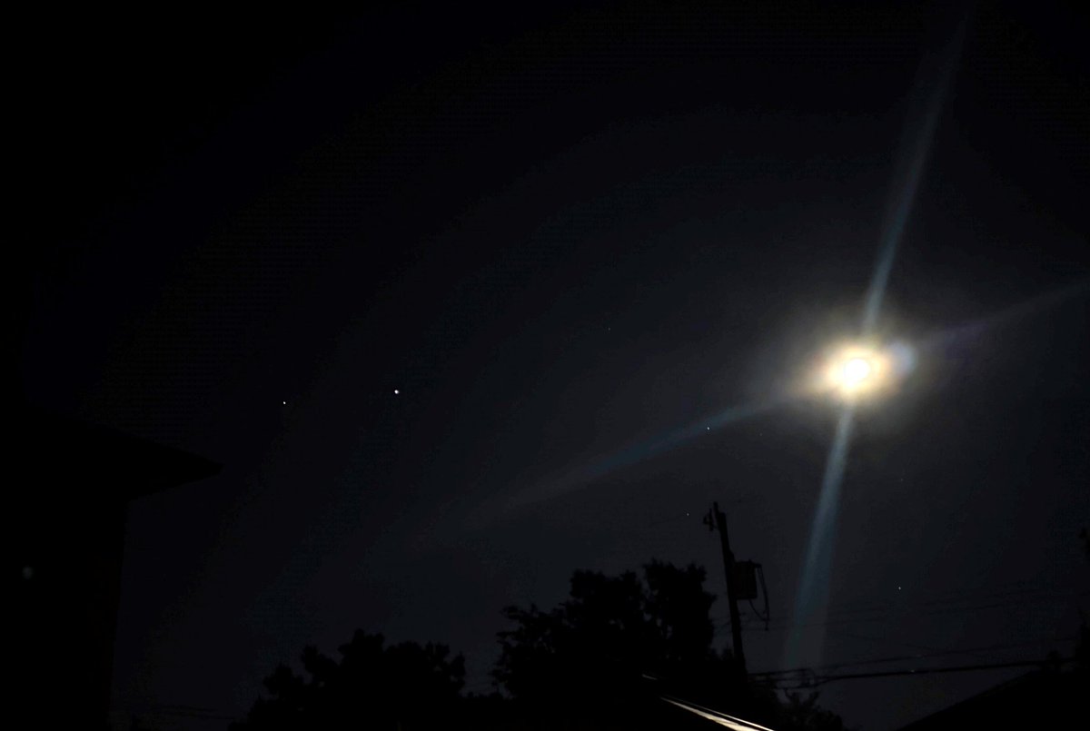 ScottWx_TWN's tweet image. Left to right, Saturn, Jupiter and the Moon. #astronomy #nightsky