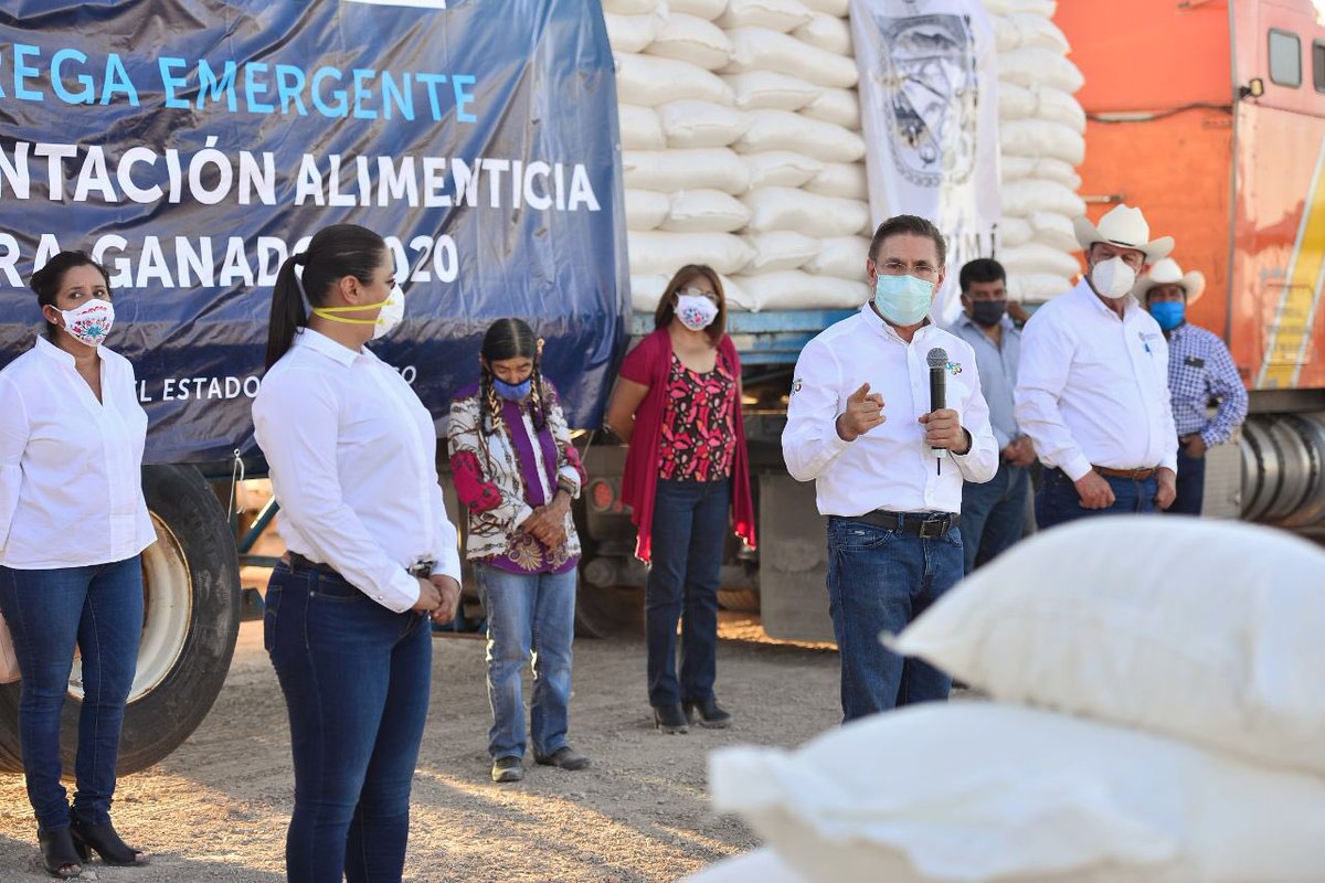 AispuroDurango's tweet photo. Con la grata compañía de la presidenta @mary_sol011, extendemos el Programa Emergente de Suplementación Alimenticia para Ganado Bovino en el municipio de #Mapimí. Quiero reiterarles a todos los trabajadores que sostienen el campo duranguense que no los vamos a dejar solos. https://t.co/hMc4PJyP59