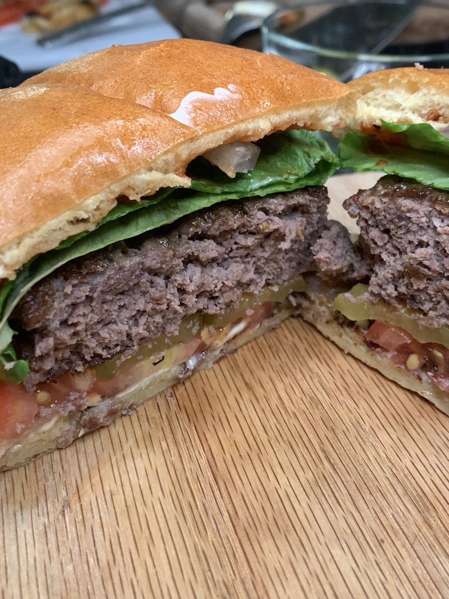 MPFoodFreak's tweet photo. Hamburguesas de Bife de Chorizo! Una delicia. La hamburguesa debe ser sencilla, sin sofisticaciones y tratar de llevar esos ingredientes simples a su máximo. #mpfoodfreakcheck #burger #hamburger #bife #steak #bestburger #topburger #grill https://t.co/bj66vqVGvg