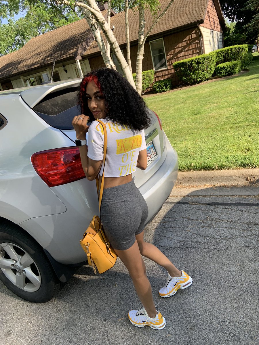 __Alanaaaaa's tweet photo. Don’t wish me well if you use to give me Hell.🥵🖤 #LONGLIVEKAM https://t.co/1vhjaWnPrF